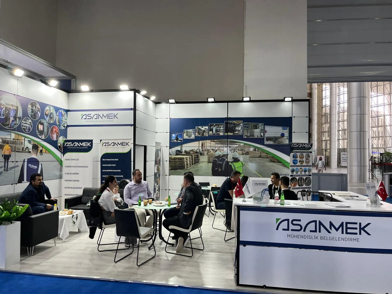 Asanmek standında müşterilerle enerji verimliliği görüşmesi