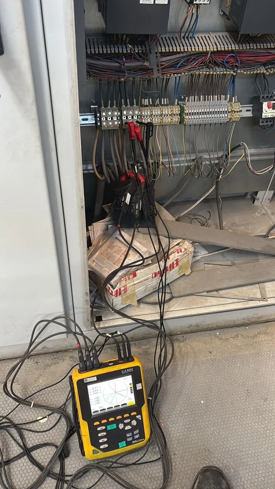 Elektrik panosuna bağlı taşınabilir güç analizörü ve ölçüm kabloları